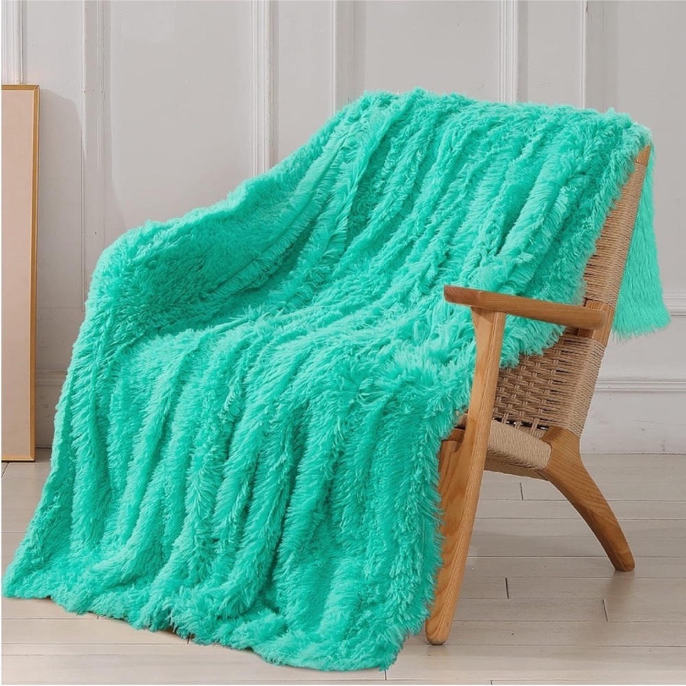 Luxurious Teal Faux Fur Twin Blanket
